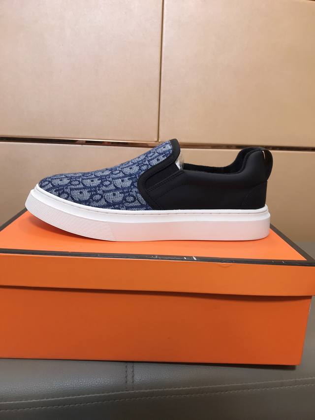 工厂P价 D家 男士休闲鞋新品上市，全头层小牛皮配水染牛仔布，经典花纹D家工艺， 绒里-皮里可选 ，高端大气上档次，上脚舒适，穿着百搭，立体感十足，黑蓝2色可选