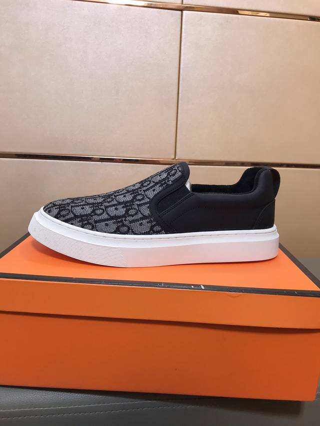 工厂P价 D家 男士休闲鞋新品上市，全头层小牛皮配水染牛仔布，经典花纹D家工艺，，高端大气上档次，上脚舒适，穿着百搭，立体感十足，黑蓝2色可选 ，尺码：38-4