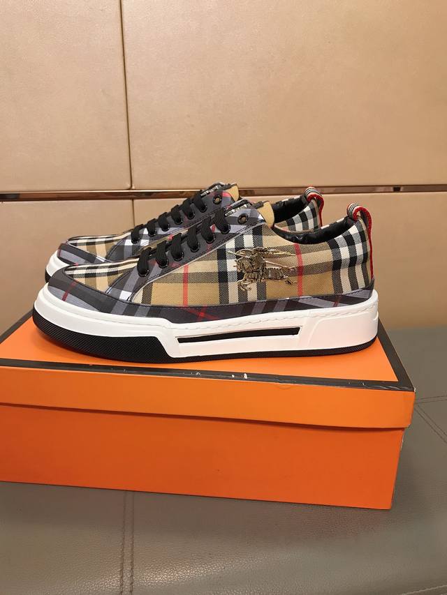 工厂P价 巴宝莉 新款 ,简约的设计风格,呈现出大气优雅且炫酷的驾车鞋 采用进口品牌专用布料,羊皮内里、垫脚,材质精良,做工细致 ,脚感舒适。搭配任意着装都尽显 工厂P价 巴宝莉 新款 ,简约的设计风格,呈现出大气优雅且炫酷的驾车鞋 采用进口品牌专用布料,羊皮内里、垫脚,材质精良,做工细致 ,脚感舒适。搭配任意着装都尽显