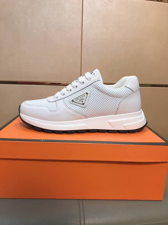 出厂价P 普拉达 男士新款休闲鞋，高端品牌最新力作，面料釆用进口牛皮，舒适羊皮垫脚，升级版大底，更轻便，防滑，高品质，简单不失品味，潮人必备，时尚就在脚下，自信