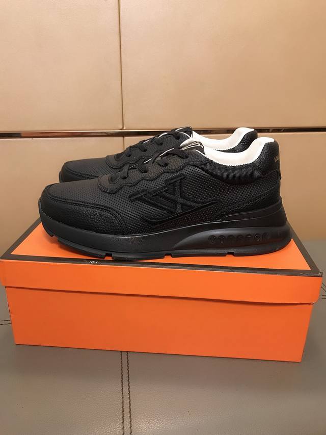 出厂价P 新款上市 Lv路易威登 最新精品男士运动休闲鞋 ,欧美潮流将尊贵品质与时尚质感完美融合鞋面采用进口牛皮,羊皮垫脚,整体打造时尚个性衬托你的与众不同!经 出厂价P 新款上市 Lv路易威登 最新精品男士运动休闲鞋 ,欧美潮流将尊贵品质与时尚质感完美融合鞋面采用进口牛皮,羊皮垫脚,整体打造时尚个性衬托你的与众不同!经