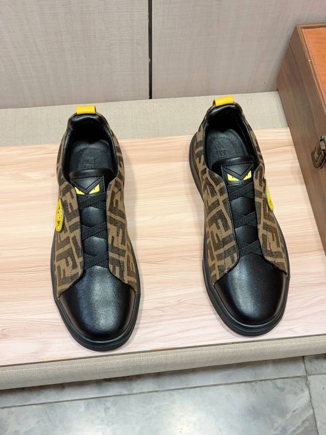 新款: 厂价 芬迪Fendi* 最新爆款休闲鞋，顶端品牌 奢侈～代购，顶级～质量。 鞋面選用进口透气牛皮搭配布材质透气羊皮垫脚 精细做工。原版个性时尚柔软橡膠耐