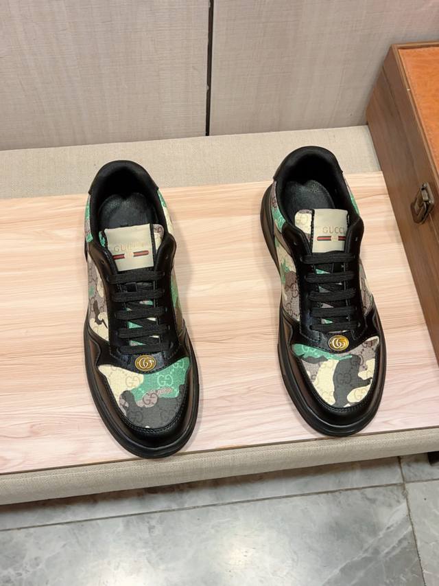 新款: 厂价 古奇Gucci* 最新爆款休闲鞋,顶端品牌 奢侈~代购,顶级~质量。 鞋面選用进口透气牛皮搭配布材质透气羊皮垫脚 精细做工。原版个性时尚柔软橡膠耐 新款: 厂价 古奇Gucci* 最新爆款休闲鞋,顶端品牌 奢侈~代购,顶级~质量。 鞋面選用进口透气牛皮搭配布材质透气羊皮垫脚 精细做工。原版个性时尚柔软橡膠耐