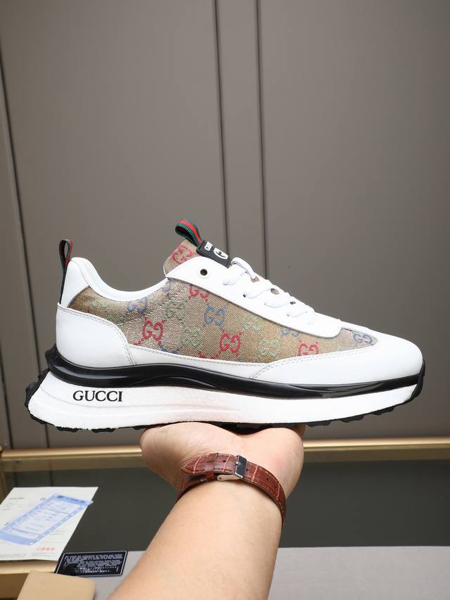 古奇 时尚顶级潮牌，一款能驾驭各种风格男鞋，鞋面由多种材质拼接而成，内里为进口网布，吸汗舒适，爆米花大底设计是重中之重-轻便.舒适。极度考验工艺要求:双色可选: