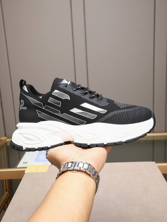 阿玛尼 时尚顶级潮牌，一款能驾驭各种风格男鞋，鞋面由多种材质拼接而成，内里为进口网布，吸汗舒适，发泡大底设计是重中之重-轻便.舒适。极度考验工艺要求:双色可选: