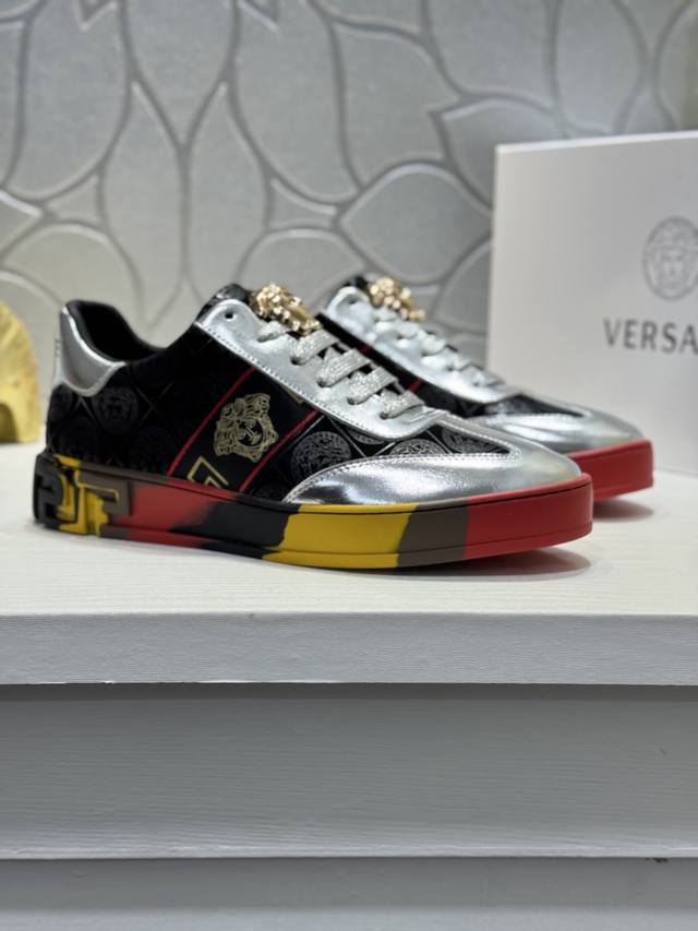 出厂价P 实价 范思哲 Versace 范思哲最新款精心打造，引爆全场！不断创新的国际品牌 此款男士四季款休闲鞋，鞋面牛皮拼接橡胶防滑大底，透气舒适以质量说话