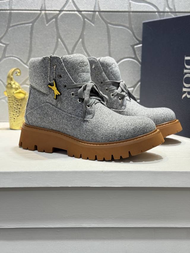 出厂价P 实价 迪奥.最新秋冬爆款男靴 DDD 全部采用进口原版品牌皮料，只为打造更为舒适的穿着体验，鞋面：原版牛皮拼接进口羊皮里，原版防滑耐磨橡胶大底多色可选