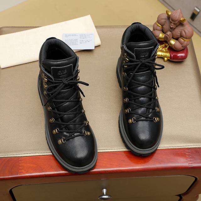 出厂价Pp： Timberlan*添柏岚靴子 完美Hold住所有穿搭 DDD 自由随性 N种搭配 我可太喜欢的高颜值马丁靴！！！ DDD 吊带搭宽松牛仔裤 牛仔