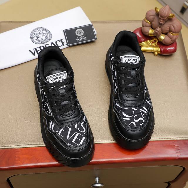 范思哲 时尚顶级潮牌，一款能驾驭各种风格男鞋，鞋面由多种材质拼接而成，内里为进口皮，吸汗舒适，轻便.舒适。极度考验工艺要求:色可选:38-44 DDD