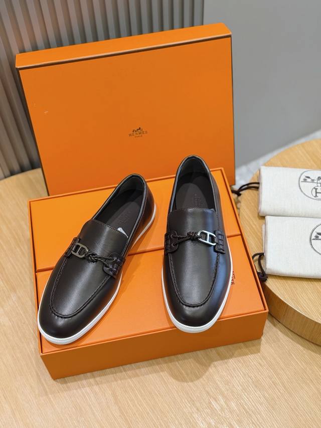 H家Ignacio乐福鞋男款运动鞋 DDD 小牛皮乐福鞋，饰有皮革编绳和“Chaine D'ancre”鞋扣。时尚航海风格乐福鞋，是陆地和海滨的理想选择。打造休