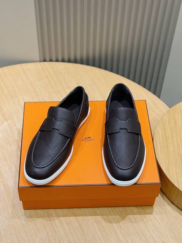 H家 Freesstyle男款乐福鞋 DDD 小牛皮和Epsom Heritage小牛皮高帮运动鞋，鞋底饰有马鞍钉扣图案，打造现代都会风格。 DDD 进口牛皮+