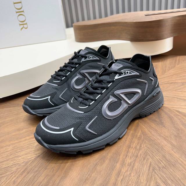 Dior B30 Countdown Tech运动鞋，采用多层透明尼龙+网布拼接，透气又有未来感。鞋舌和鞋跟有Cd30橡胶标识，细节满分。超轻泡沫中底，穿着舒适