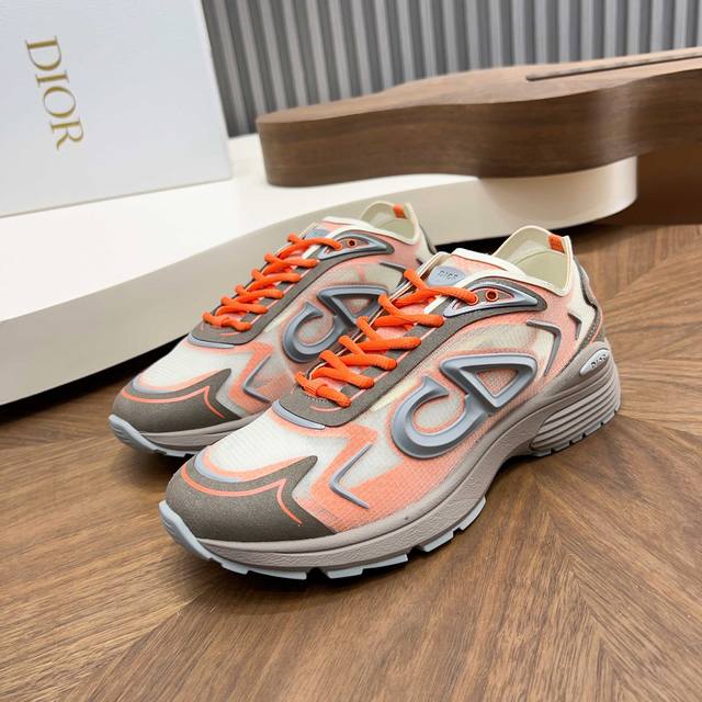Dior B30 Countdown Tech运动鞋，采用多层透明尼龙+网布拼接，透气又有未来感。鞋舌和鞋跟有Cd30橡胶标识，细节满分。超轻泡沫中底，穿着舒适