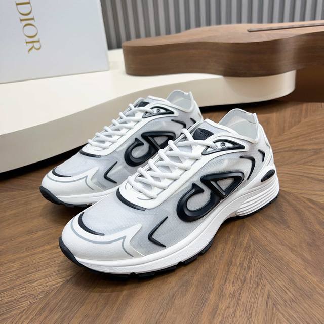 Dior B30 Countdown Tech运动鞋，采用多层透明尼龙+网布拼接，透气又有未来感。鞋舌和鞋跟有Cd30橡胶标识，细节满分。超轻泡沫中底，穿着舒适