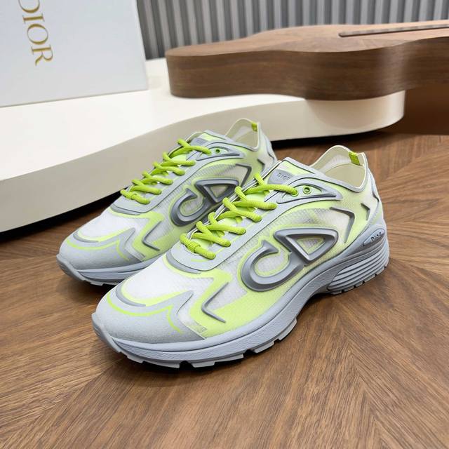 Dior B30 Countdown Tech运动鞋，采用多层透明尼龙+网布拼接，透气又有未来感。鞋舌和鞋跟有Cd30橡胶标识，细节满分。超轻泡沫中底，穿着舒适