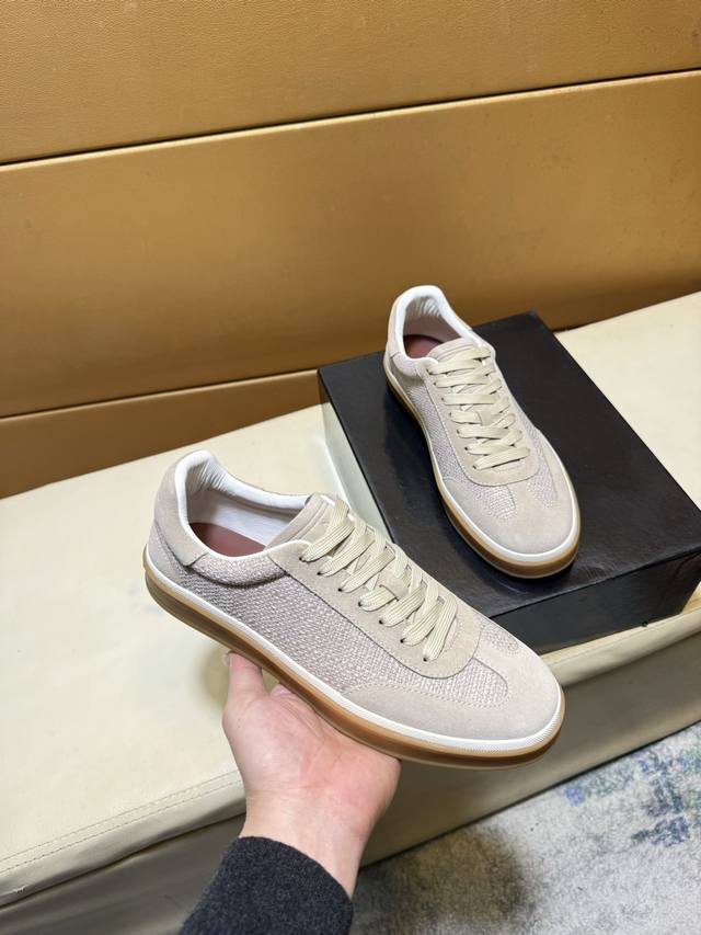 Bc新品 Brunello Cucinell* 低帮运动鞋 官方售价Rmb,000 经典纱线激发了这款运动鞋的精致与运动品味。高丝光牛反绒鞋面极致轻盈且富有弹性