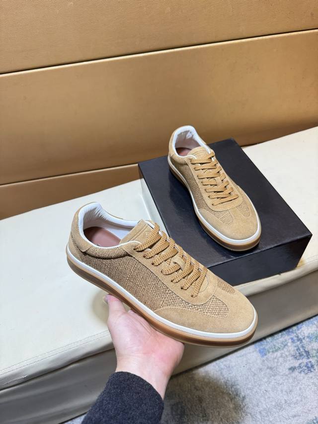 Bc新品 Brunello Cucinell* 低帮运动鞋 官方售价Rmb,000 经典纱线激发了这款运动鞋的精致与运动品味。高丝光牛反绒鞋面极致轻盈且富有弹性