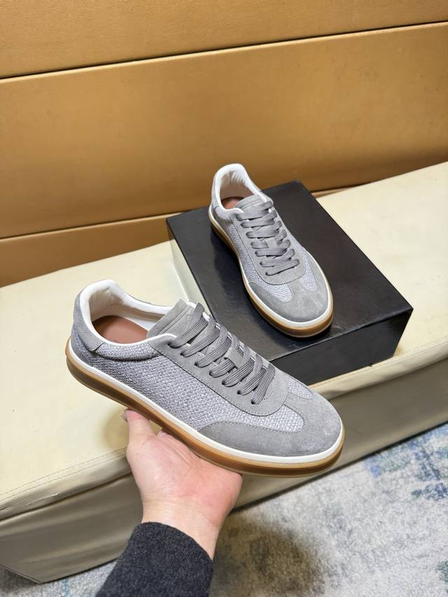 Bc新品 Brunello Cucinell* 低帮运动鞋 官方售价Rmb,000 经典纱线激发了这款运动鞋的精致与运动品味。高丝光牛反绒鞋面极致轻盈且富有弹性