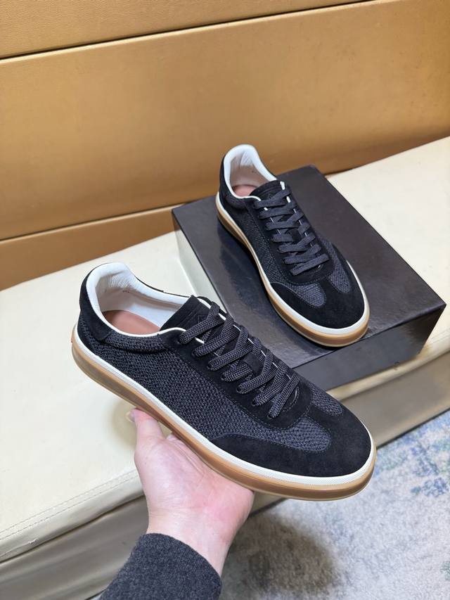 Bc新品 Brunello Cucinell* 低帮运动鞋 官方售价Rmb,000 经典纱线激发了这款运动鞋的精致与运动品味。高丝光牛反绒鞋面极致轻盈且富有弹性