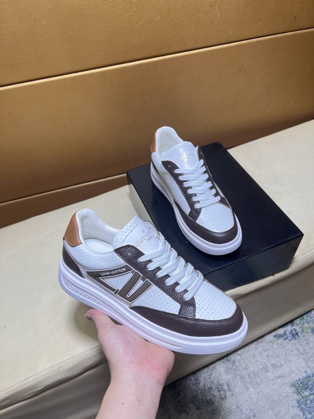 Lv路易威登 顶级代购男士2025Hk专柜同步发售。鞋底：原厂特供原版底，独家活动成型底超级舒适，原厂跟单货搭配制作，羊里细节决定品质、我们只为用心做好鞋，可随