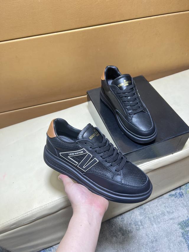 Lv路易威登 顶级代购男士2025Hk专柜同步发售。鞋底：原厂特供原版底，独家活动成型底超级舒适，原厂跟单货搭配制作，羊里细节决定品质、我们只为用心做好鞋，可随
