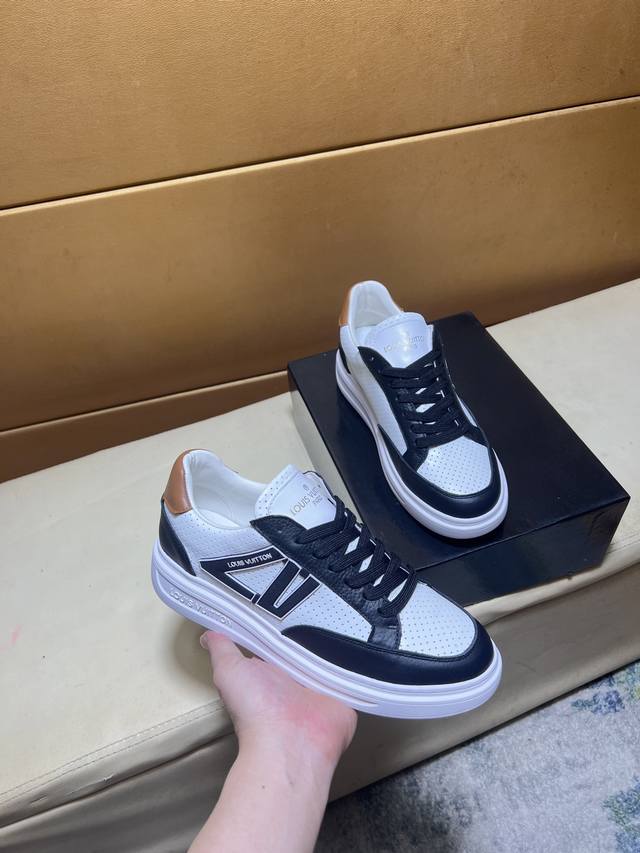 Lv路易威登 顶级代购男士2025Hk专柜同步发售。鞋底：原厂特供原版底，独家活动成型底超级舒适，原厂跟单货搭配制作，羊里细节决定品质、我们只为用心做好鞋，可随