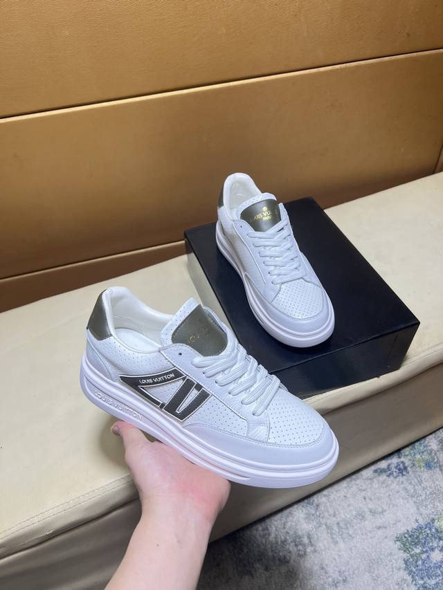 Lv路易威登 顶级代购男士2025Hk专柜同步发售。鞋底：原厂特供原版底，独家活动成型底超级舒适，原厂跟单货搭配制作，羊里细节决定品质、我们只为用心做好鞋，可随