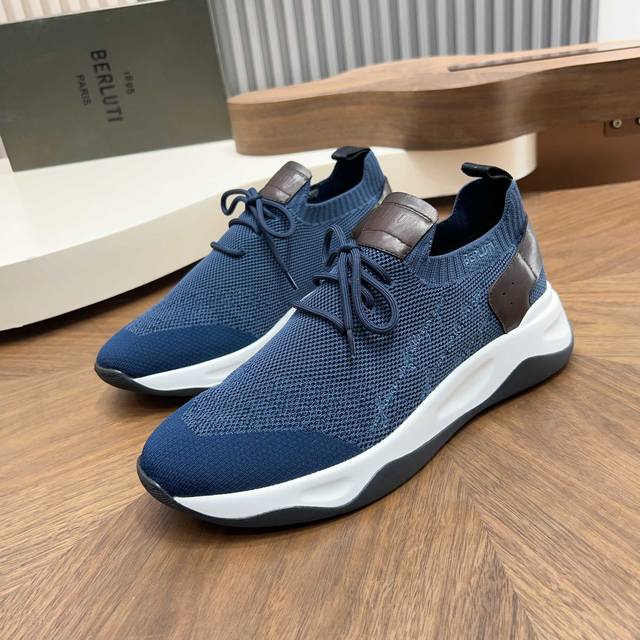布鲁提 Berlut* Shadow男士运动鞋履 ，这双袜子鞋用轻盈且极富韧性的针织面料，高密度飞织制成，搭配招牌的小牛皮皮胚手工擦色改色工艺，还原Zp双层品牌