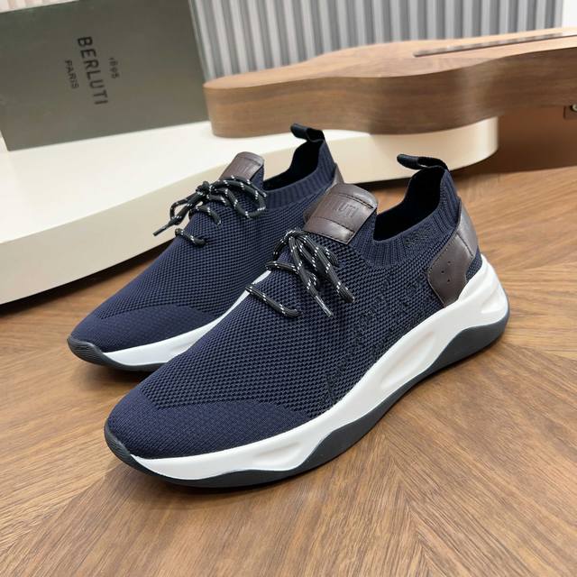 布鲁提 Berlut* Shadow男士运动鞋履 ，这双袜子鞋用轻盈且极富韧性的针织面料，高密度飞织制成，搭配招牌的小牛皮皮胚手工擦色改色工艺，还原Zp双层品牌