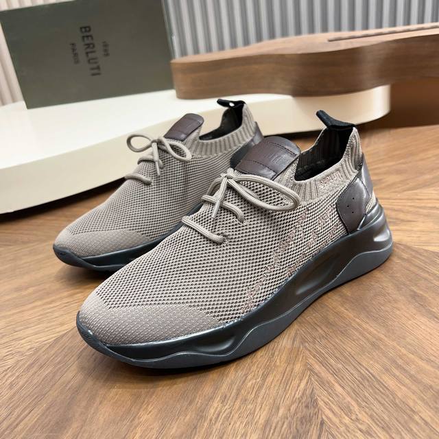 布鲁提 Berlut* Shadow男士运动鞋履 ，这双袜子鞋用轻盈且极富韧性的针织面料，高密度飞织制成，搭配招牌的小牛皮皮胚手工擦色改色工艺，还原Zp双层品牌