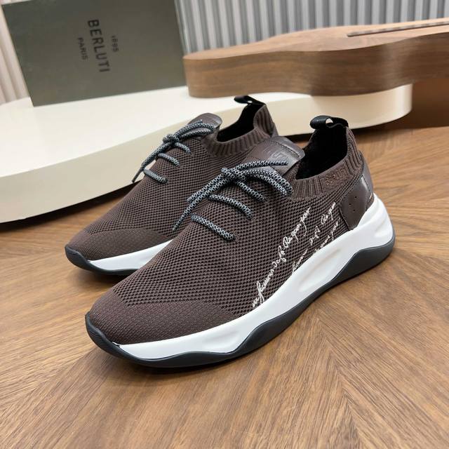 布鲁提 Berlut* Shadow男士运动鞋履 ，这双袜子鞋用轻盈且极富韧性的针织面料，高密度飞织制成，搭配招牌的小牛皮皮胚手工擦色改色工艺，还原Zp双层品牌