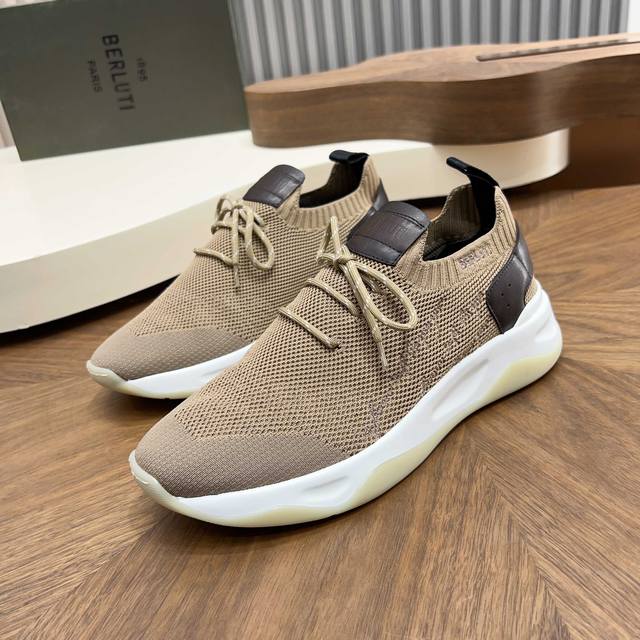 布鲁提 Berlut* Shadow男士运动鞋履 ，这双袜子鞋用轻盈且极富韧性的针织面料，高密度飞织制成，搭配招牌的小牛皮皮胚手工擦色改色工艺，还原Zp双层品牌