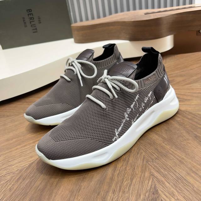 布鲁提 Berlut* Shadow男士运动鞋履 ，这双袜子鞋用轻盈且极富韧性的针织面料，高密度飞织制成，搭配招牌的小牛皮皮胚手工擦色改色工艺，还原Zp双层品牌
