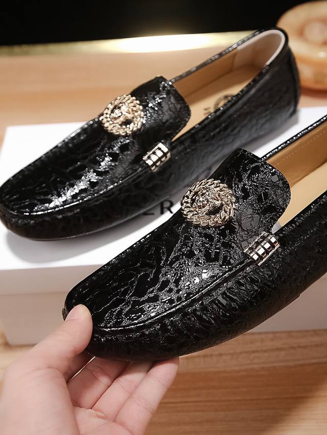 范思哲不同凡响，惊世骇俗，官方旗舰店又一杰作，范思哲创立于1978年，品牌标志是神话中的蛇发女妖美杜莎 Medusa ，代表着致命的吸引力。范思哲 Versac