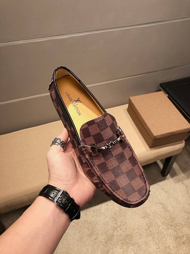 实价 ，品牌Lv，官网商务休闲新款+爆款豆豆鞋～四季潮鞋 专柜品质，1:1优质质量，鞋面:进口牛皮，舒适透气牛里，时尚懒人商务风设计，休闲乐福款，跑步鞋青年人最