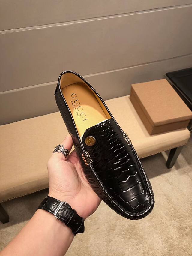 实价 ，古驰官方旗舰店最高版本新款+爆款，鞋面进口意大利头层牛皮，舒适透气牛里真材实料，原版进口耐磨橡胶底，精致优雅男士心备佳品，穿着舒适。精致简单鞋面尽显品牌
