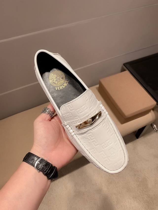 品牌范思哲，鞋面头层意大利牛皮，，舒适透气牛里，原版进口耐磨橡胶底， 官网出品 ，穿着舒适。精致简单鞋面尽显品牌低调优雅，适合四季衣橱，无论是专心致志地工作，与