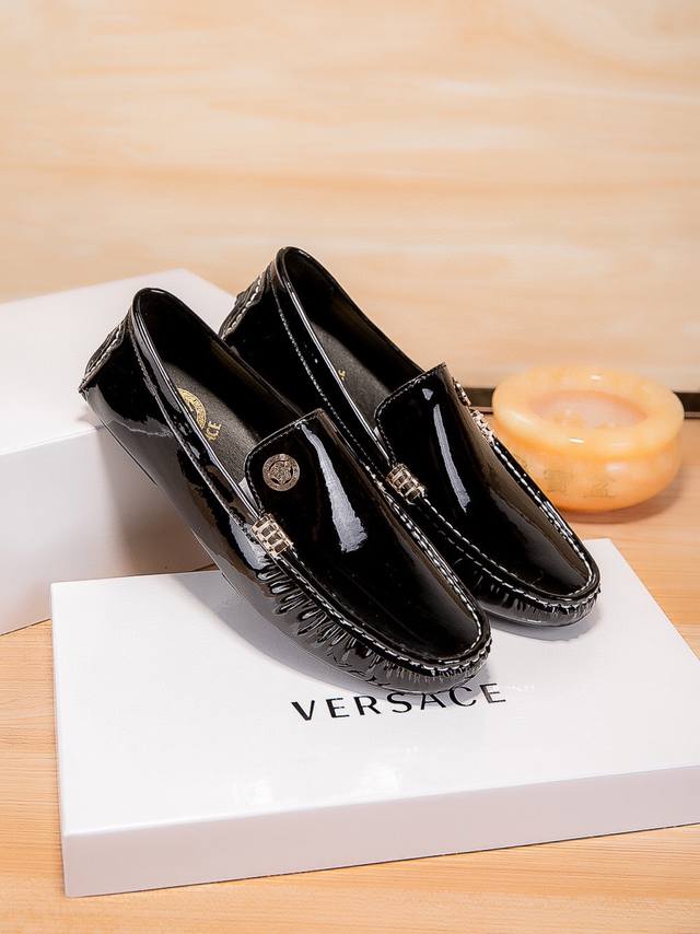 实价 ，品牌范思哲，官方旗舰店新款，鞋面头层进口牛漆皮面，头层内里牛皮，原版进口耐磨橡胶底，精致男士心备佳品，穿着舒适。精致简单鞋面尽显品牌低调优雅，适合四季衣