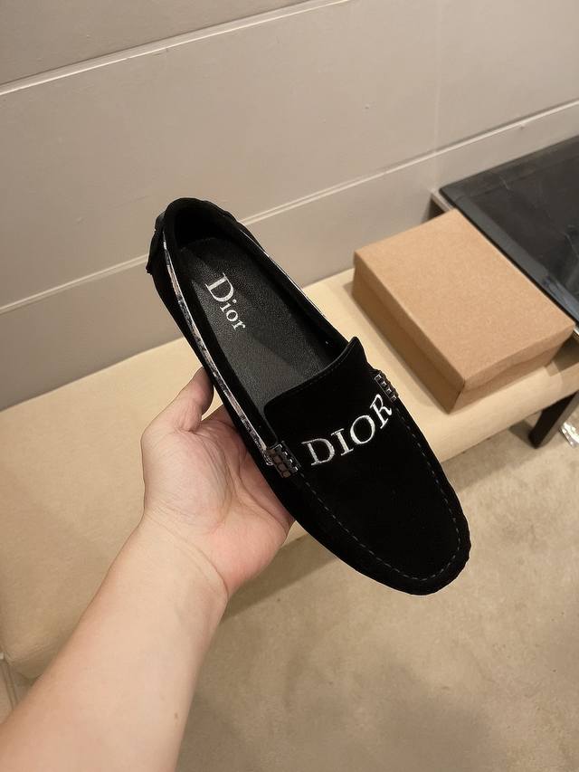 实价 Dior 官方新款，意大利名模贵族们爆款，Dior时尚界的佼佼者，无可超越，官方高品质精品高端豆豆鞋。适合驾车，休闲，白领，商务男士首选，明星周杰伦同款，