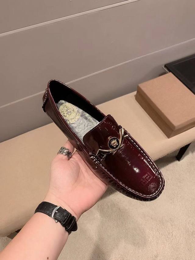 实价 ，品牌范思哲，官方旗舰店新款+爆款，鞋面头层意大利牛漆皮，舒适透气牛里，原版进口耐磨橡胶底， 官网出品 精致优雅男士心备佳品，穿着舒适。低调优雅，适合四季