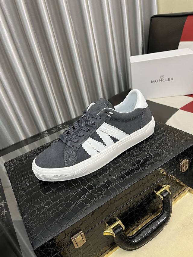 出厂价Pp： Moncle* 蒙口男士厚底系带休闲运动鞋，具有舒适性能，采用一体成型进口飞织科技面料制成，兼备创新、功能性与图形细节于一体，诠释潮流时尚。大底采