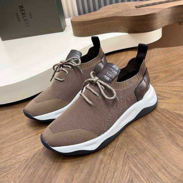 布鲁提 Berlut* Shadow男士运动鞋履 ，这双袜子鞋用轻盈且极富韧性的针织面料，高密度飞织制成，搭配招牌的小牛皮皮胚手工擦色改色工艺，还原Zp双层品牌