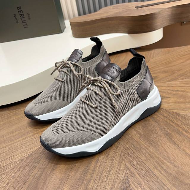 布鲁提 Berlut* Shadow男士运动鞋履 ，这双袜子鞋用轻盈且极富韧性的针织面料，高密度飞织制成，搭配招牌的小牛皮皮胚手工擦色改色工艺，还原Zp双层品牌