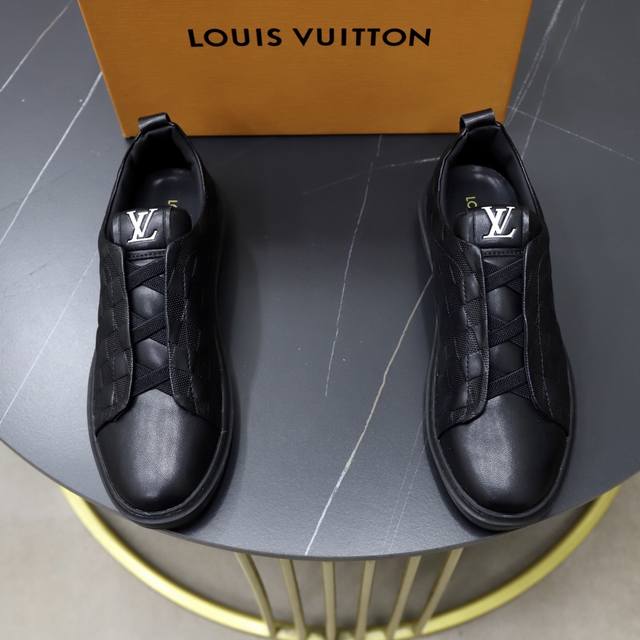 品牌：Lv路易威登 DDD 标准码：38-44 45订做 DDD 等级：官网同款 DDD 材料：原厂牛皮材料拼接品 舒适透气羊皮内里 轻便耐磨运动大底 DDD