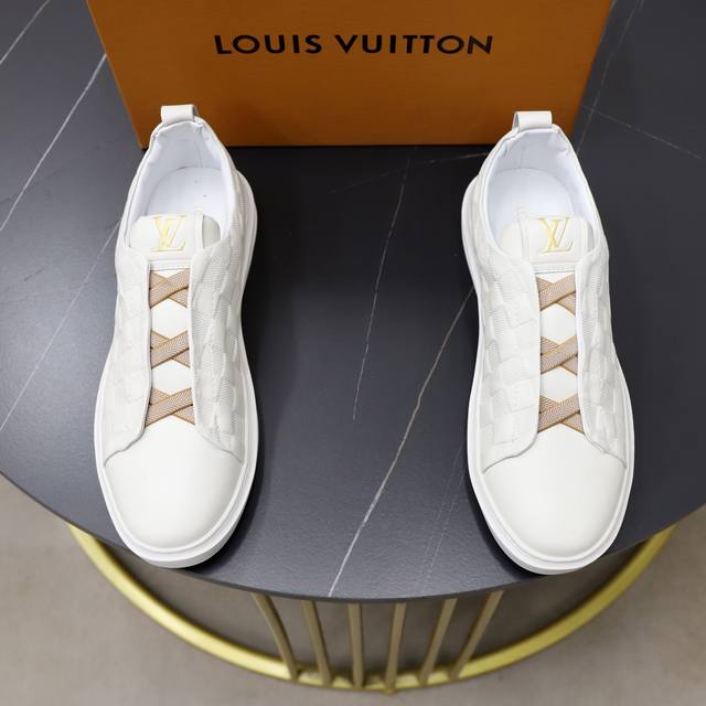 品牌：Lv路易威登 DDD 标准码：38-44 45订做 DDD 等级：官网同款 DDD 材料：原厂牛皮材料拼接品 舒适透气羊皮内里 轻便耐磨运动大底 DDD