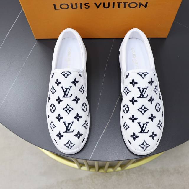 品牌：Lv路易威登 DDD 尺码：38-44 45可定制 DDD 等级： 专柜经典款 1:1 DDD 材料： 顶级原版透气布料拼接牛皮 舒适羊皮内里 轻便耐磨柔