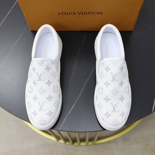 品牌：Lv路易威登 DDD 标准码：男码38 44 45定制 DDD 等级：专柜同款 原单品质 DDD 材料：原版牛皮拼接品牌布匹 羊皮内里 原版柔软大底 DD