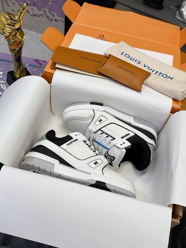 工厂P价P： 最新色 DDD 本款 Lv Trainer 运动鞋取材粒面牛皮革，以活力配色致意Virgil Abloh受复古篮球鞋启发而创作的原版经典。鞋面点缀