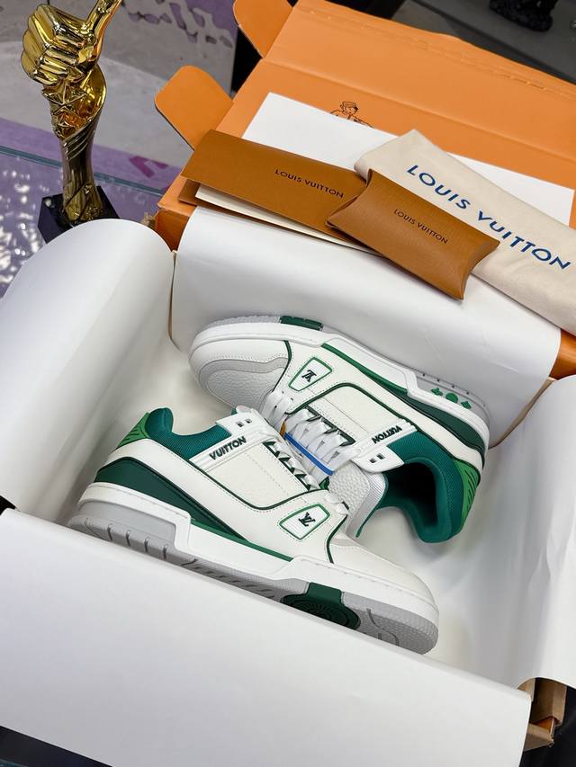工厂P价P： 最新色 DDD 本款 Lv Trainer 运动鞋取材粒面牛皮革，以活力配色致意Virgil Abloh受复古篮球鞋启发而创作的原版经典。鞋面点缀