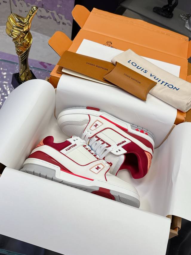 工厂P价P： 最新色 DDD 本款 Lv Trainer 运动鞋取材粒面牛皮革，以活力配色致意Virgil Abloh受复古篮球鞋启发而创作的原版经典。鞋面点缀